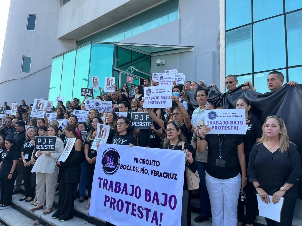 Tras 77 días, en Boca del Río, retiraron las cadenas que mantenían cerradas las rejas del edificio del PJF, dando por finalizada su atención a solo asuntos urgentes y regresando a su horario normal de trabajo. Foto Cortesía
