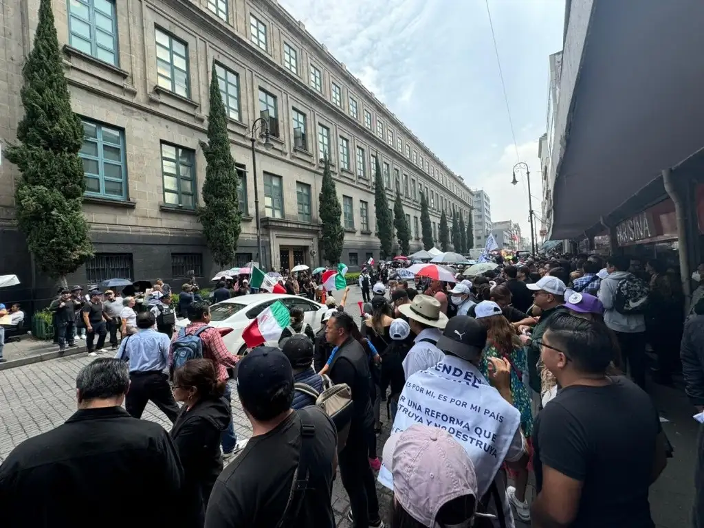 Trabajadores del Poder Judicial de la Federación realizan un mitin afuera del edificio de la Suprema Corte de Justicia de la Nación, en la Ciudad de México, el 17 de septiembre de 2024. Foto Alfredo Domínguez