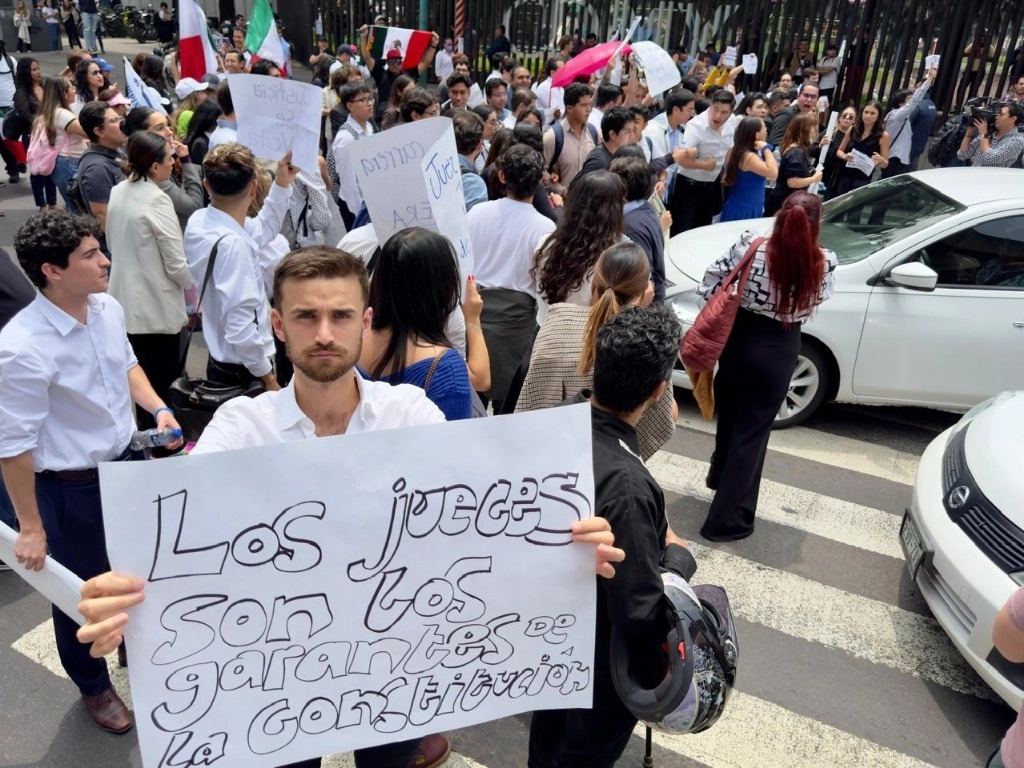 Mientras tanto, en la Ciudad de México, estudiantes en favor del Poder Judicial bloquean la avenida Viaducto de la Piedad, frente a la Sala de Armas, donde se realiza la sesión de la Cámara de Diputados, el 3 de septiembre de 2024. Foto Roberto García Ortiz