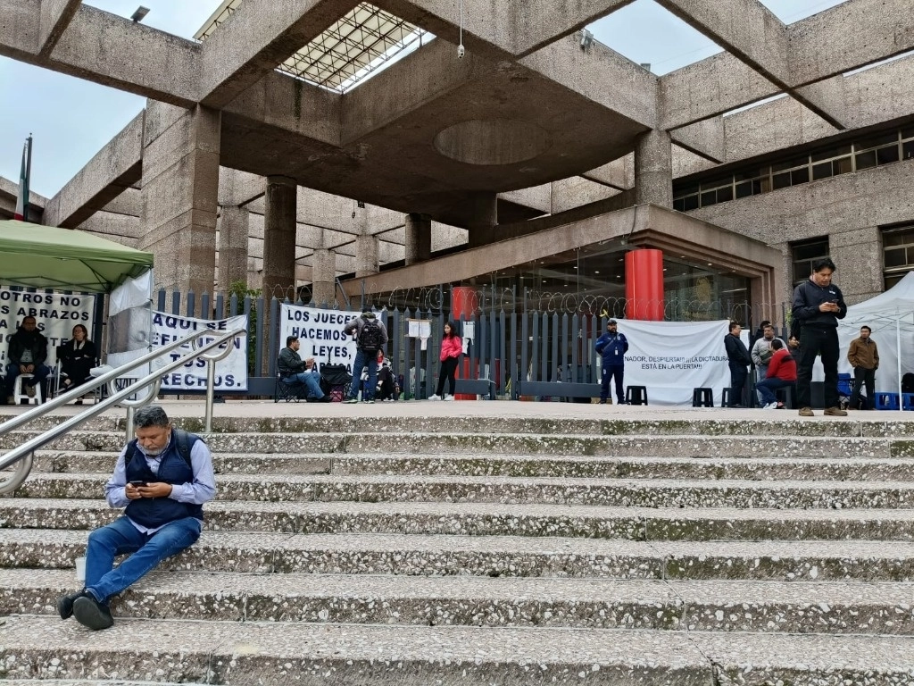 Trabajadores se mantienen en las escalinatas del Poder Judicial de la Federación, en la sede de San Lázaro, el 24 de octubre de 2024. Foto César Arellano  