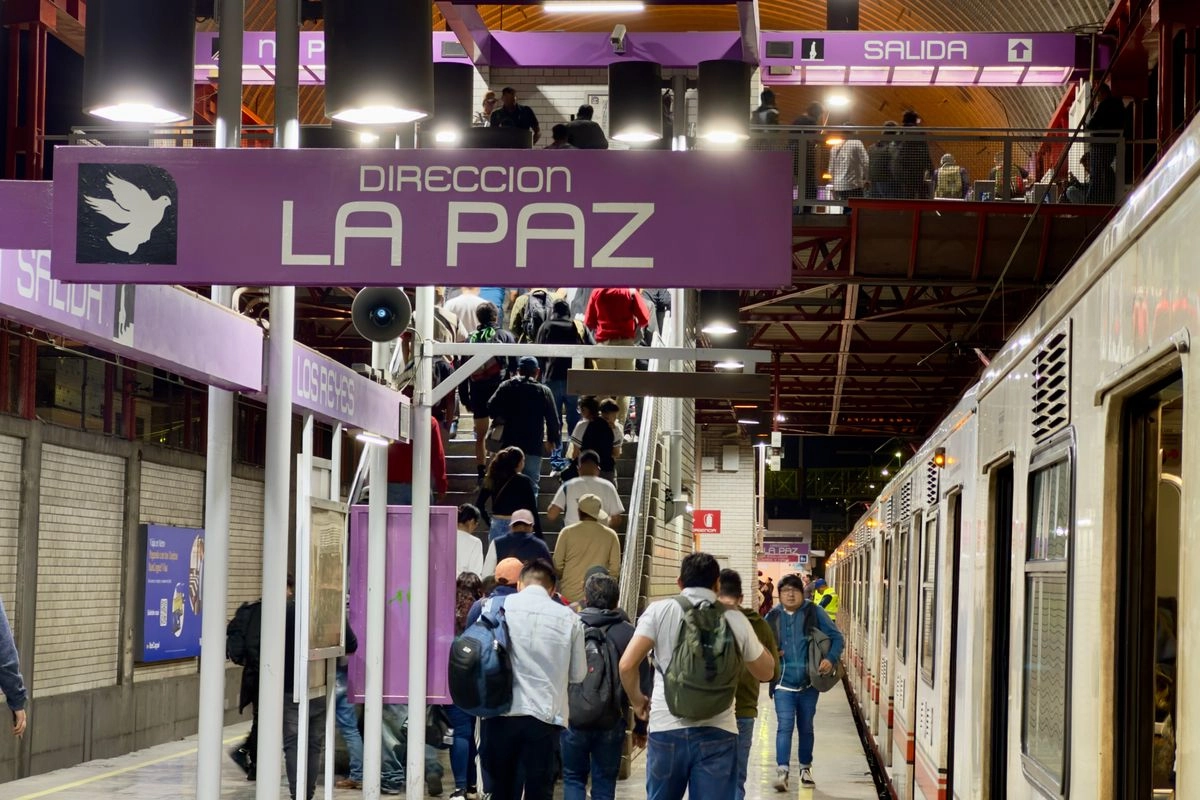 Aspectos del servicio de la Línea A del metro en su estación La Paz. Foto