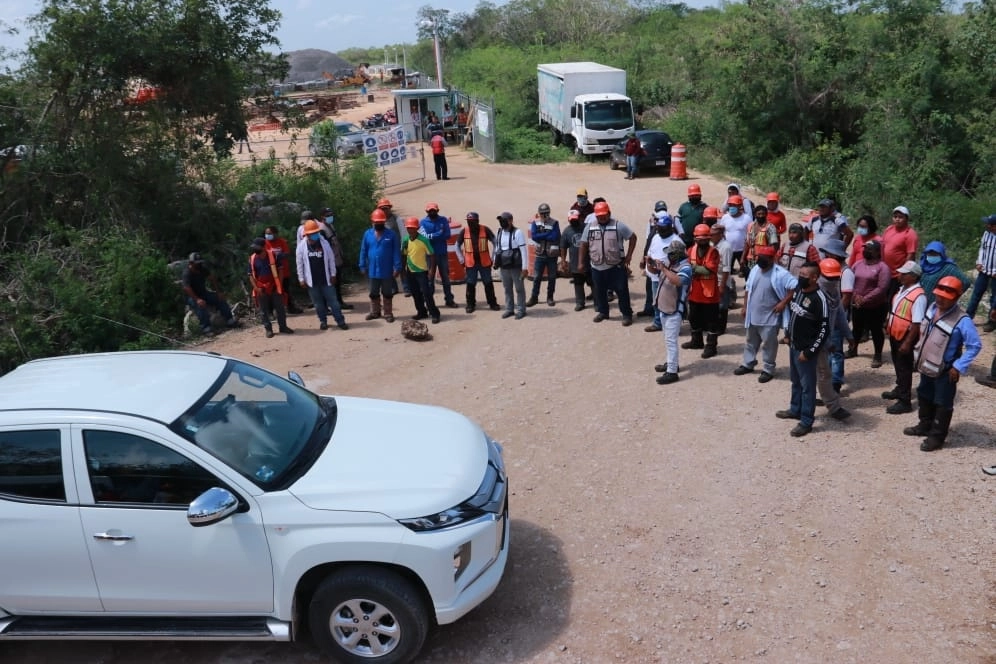 Protesta de trabajadores del tramo 3 del Tren Maya se manifestaron en  Tixpéhual, Yucatán. Foto Luis Boffil 
