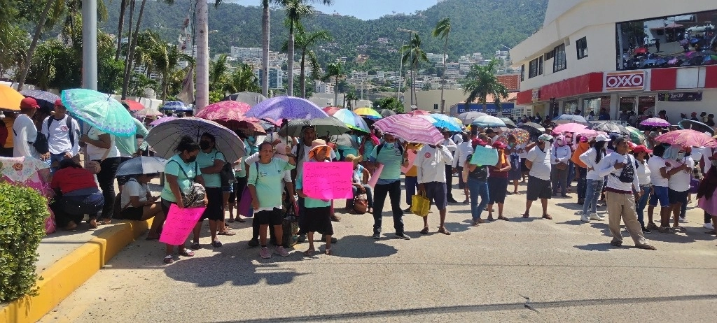 Indicaron que pobladores de unas 40 colonias dependen de los ingresos generados por el turismo en Puerto Marqués, por lo que son necesarios programas de empleo temporal, despensas, entre otras necesidades, al insistir que no hay turistas. Foto Héctor Briseño  
