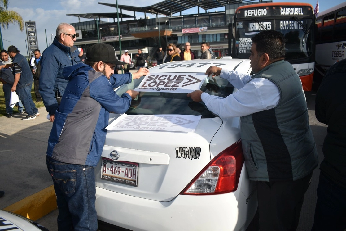 Mas de mil unidades de transporte masivo respaldaron una posible aspiración presidencial de Adán Augusto López, titular de la SG. Foto ‘La Jornada’  