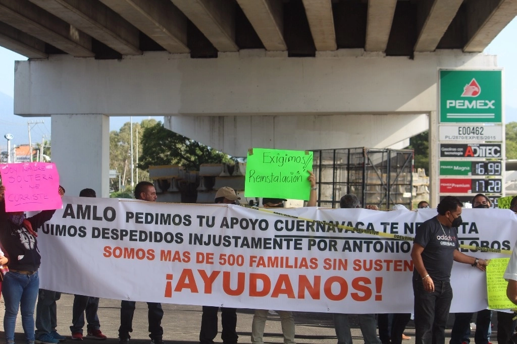 Trabajadores despedidos de Cuernavaca, Morelos piden la intervención del presidente López Obrador para resolver sus demandas. Foto Rubicela Morelos