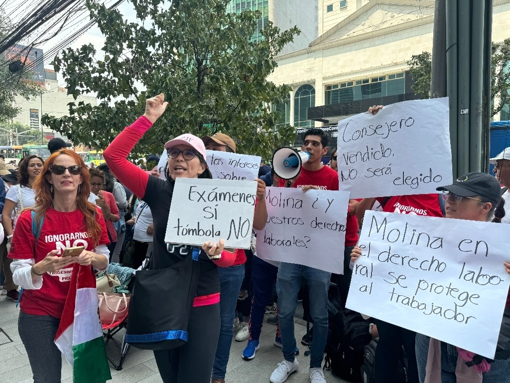 Empleados del PJF se manifestaron ayer en la Judicatura. Foto Alfredo Domínguez