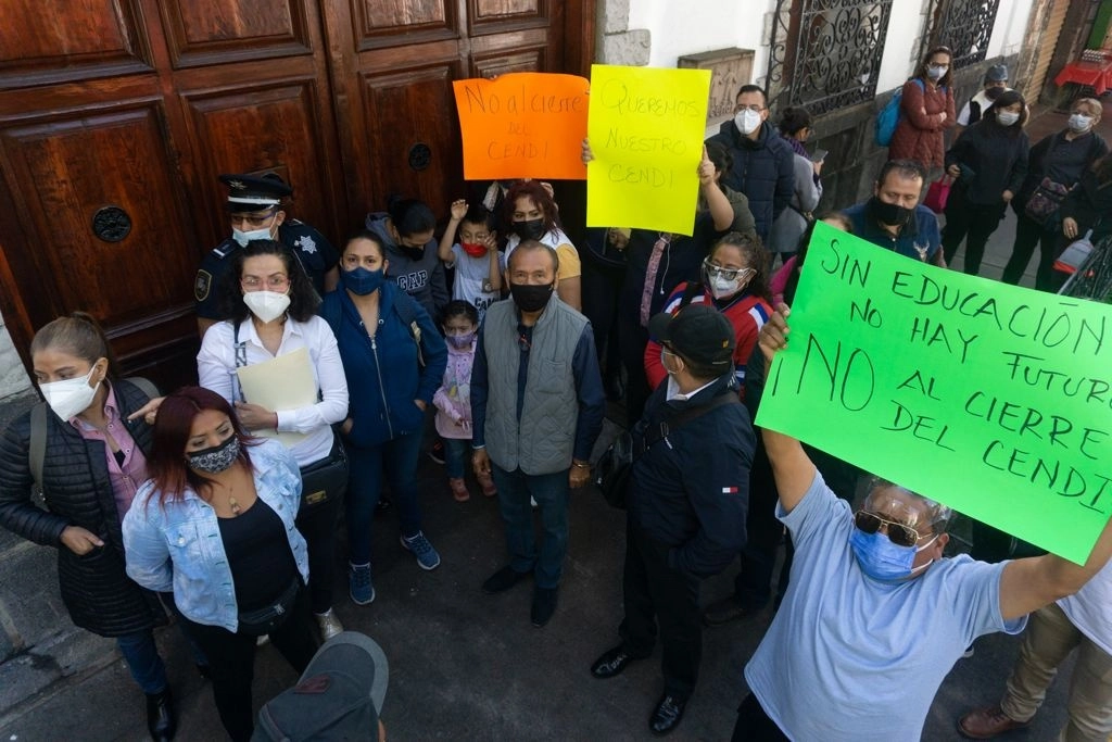 Trabajadores de la FGR se manifiestan sobre la calle Pedro Moreno, en la colonia Guerrero, por el cierre de un Cendi que daba servicio a los empleados de dicha institución, en la Ciudad de México, el 16 de julio de 2021. Foto Pablo Ramos