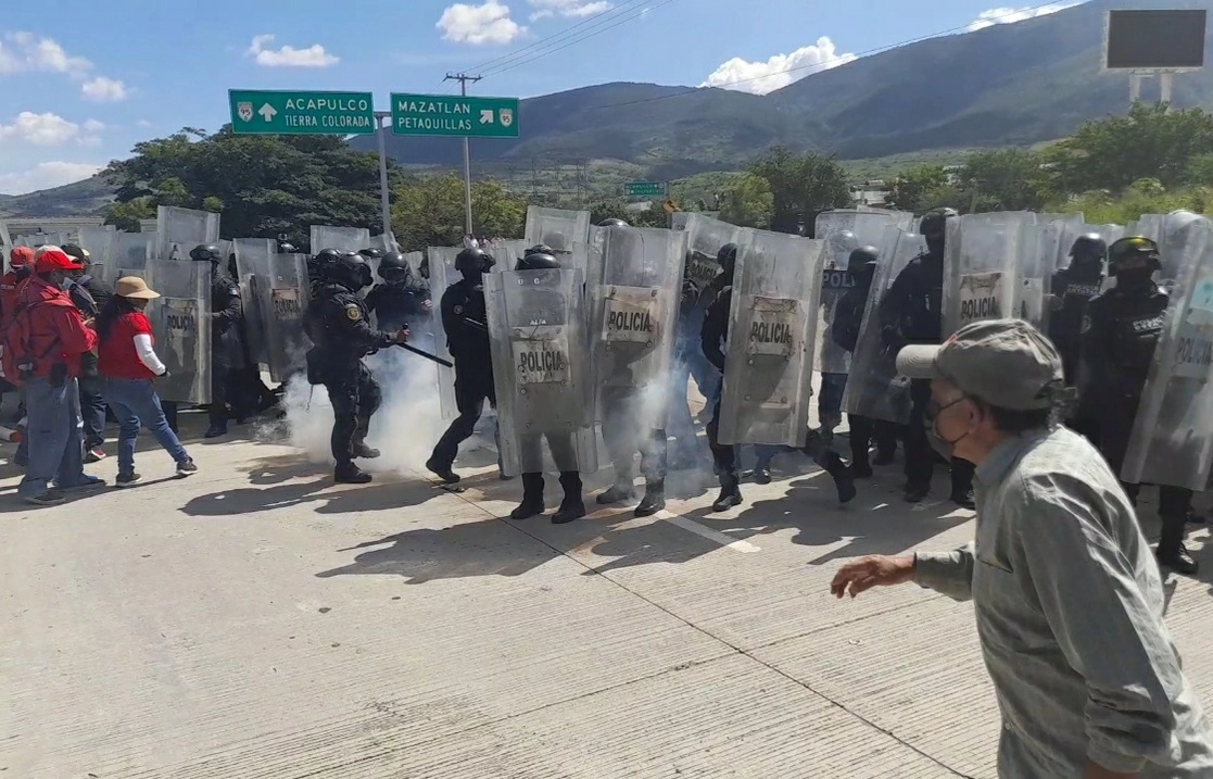Apenas ayer fueron desalojados varios trabajadores de la Autopista del Sol donde exigían el pago de sus salarios. Foto La Jornada