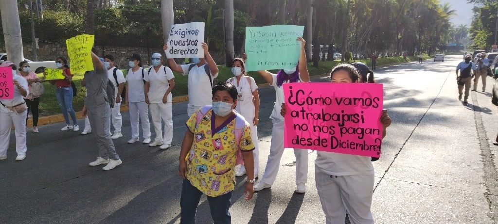 Los trabajadores eventuales del ISSSTE exigen el pago de quincenas atrasadas. Foto Héctor Briseño