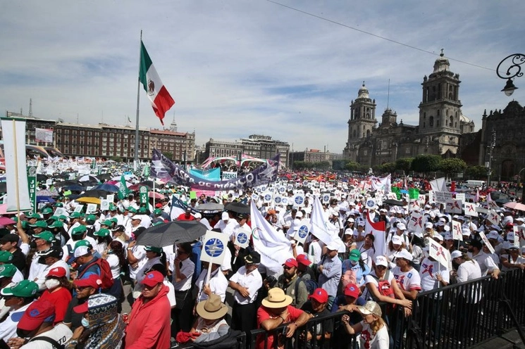 Cientos de trabajadores de diversas organizaciones obreras y sindicales durante un mitin en la plancha del Zócalo capitalino. Foto María Luisa Severiano
