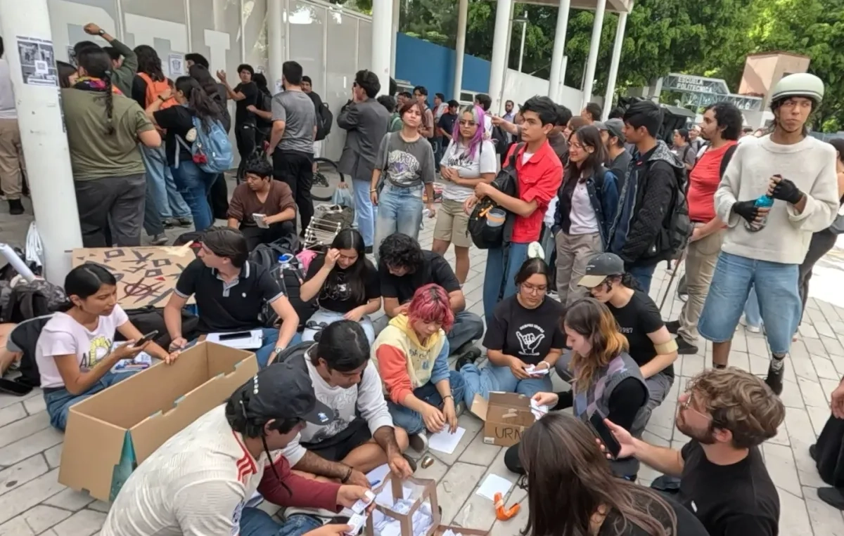 Estudiantes de distintas unidades académicas de la Universidad de Guadalajara, en Jalisco, realizaron ayer una votación para decidir si se realiza un paro general. Foto