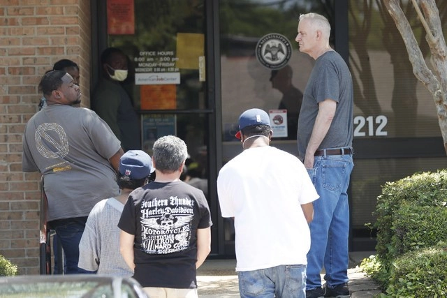 Trabajadores despedidos solicitan prestaciones por desempleo en Estados Unidos debido a la pandemia. Foto Ap / Archivo