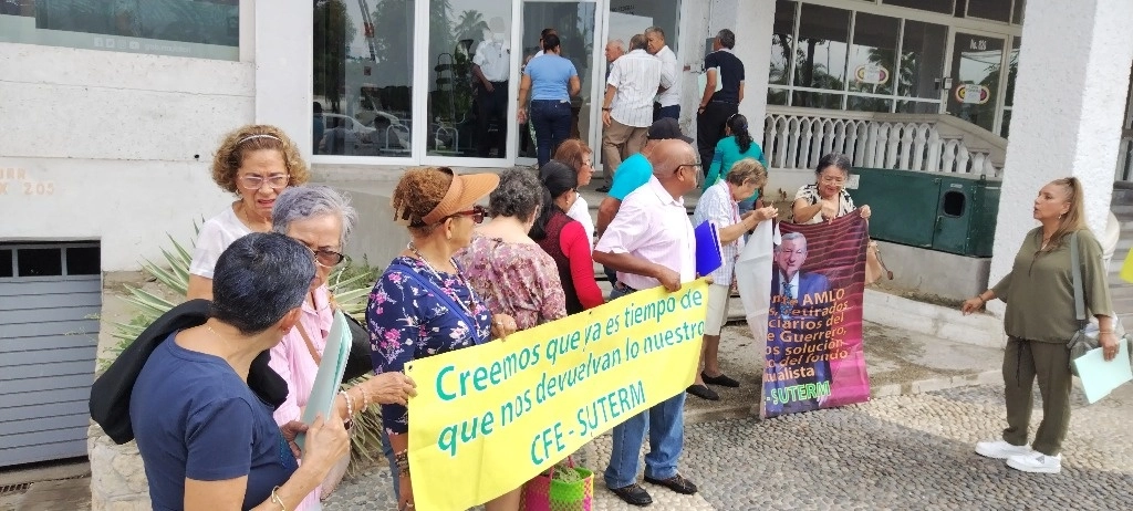 Los trabajadores se manifestaron en el Centro Federal de Conciliación y Registro Laboral para exigir el pago del Fondo Mutualista. Foto Héctor Briseño  