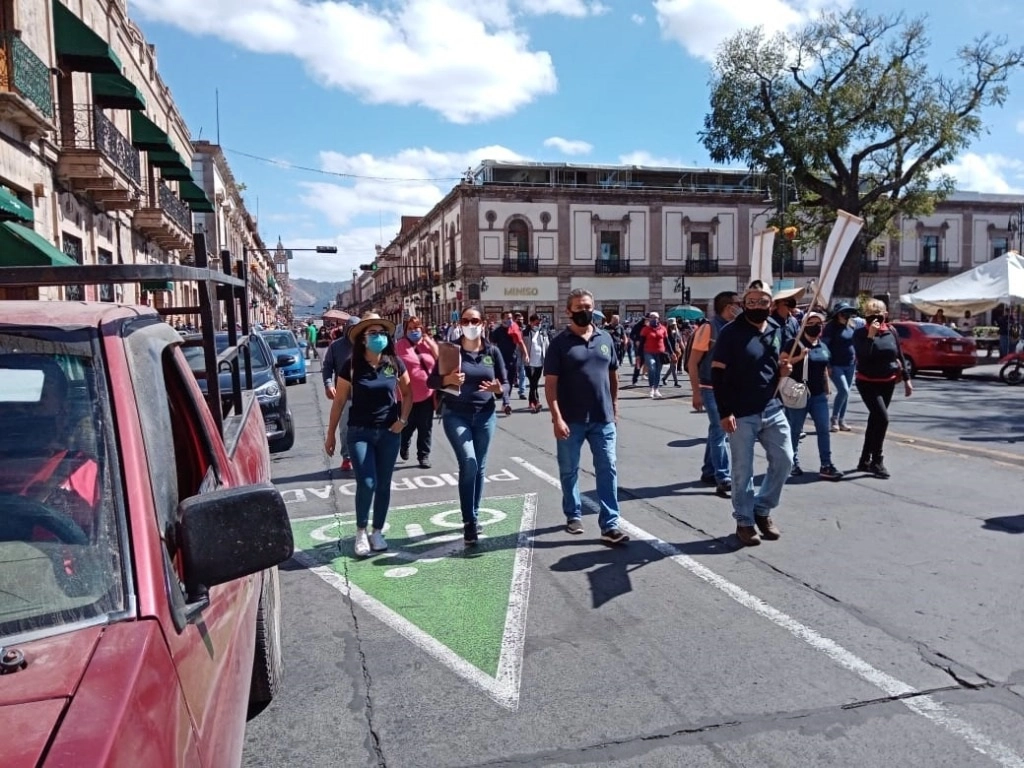 Cerca de mil trabajadores del Poder Judicial de Michoacán marcharon en calles de Morelia. Foto Ernesto Martínez