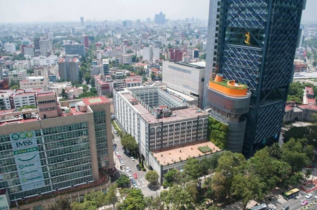 Vista de las oficinas centrales del IMSS, el hotel Four Seasons y la torre Bancomer. Foto Cuartoscuro / Archivo  