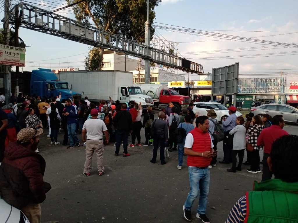 Los más de 4 mil trabajadores sindicalizados del ayuntamiento de Ecatepec, DIF y el organismo del agua Sapase, exigen se cumplan los acuerdos del convenio sindical. Foto Javier Salinas Cesáreo.