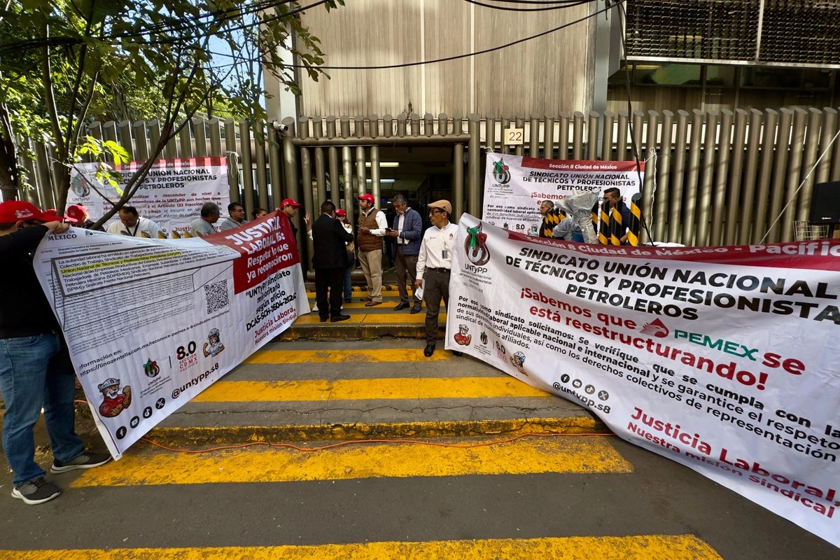 Los inconformes refieren que "con el pretexto" del proceso de restructuración interna, la Dirección de Administración de Servicios y la Dirección Jurídica de Pemex "ha obligado a los trabajadores a firmar documentos de renuncia a sus derechos. Quienes se han negado a firmar dichas renuncias han sido despedidos injustificadamente". 