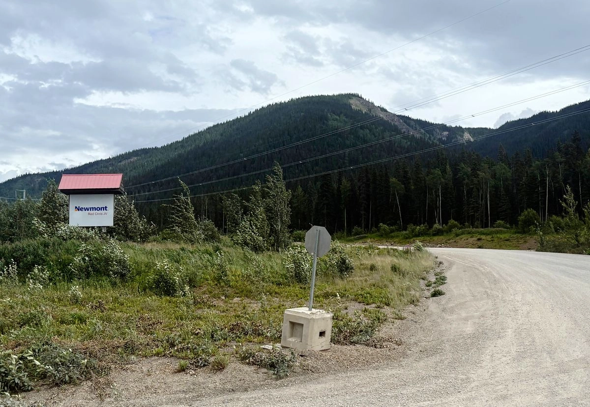 Entrada a la mina Red Chris, cerca de Iskut, Columbia Británica; la minera Newmont Corp. informó que los tres empleados atrapados cuentan con cimida y agua para una estancia prolongada. Foto 