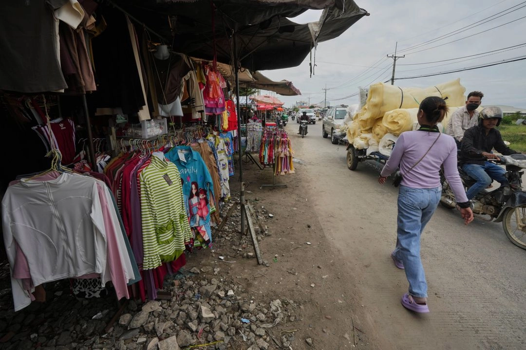 Una trabajadora textil camboyana (centro) regresa al trabajo después de almorzar en la aldea de Ang Tako, a las afueras de Phnom Penh, Camboya, el martes 8 de julio de 2025.  Foto