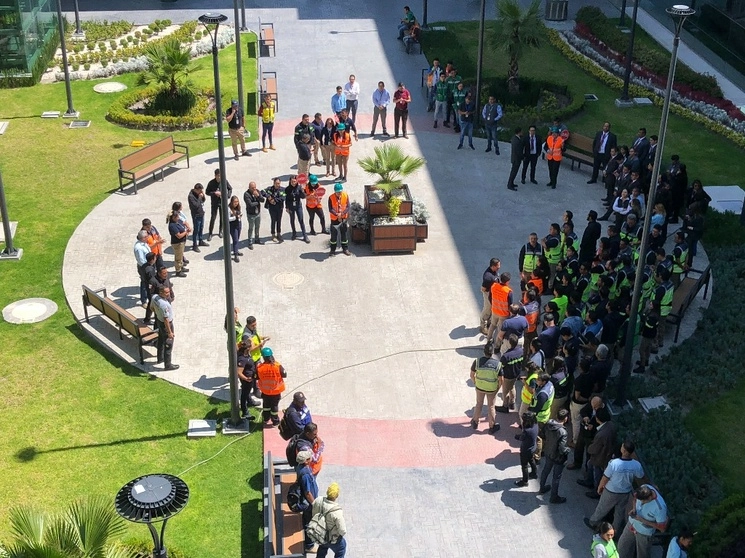 Los trabajadores fueron replegados en sus oficinas para después ser evacuados hacia la parte al aire libre del AIFA, en la Plaza Mexicana. Foto Javier Salinas Cesáreo
