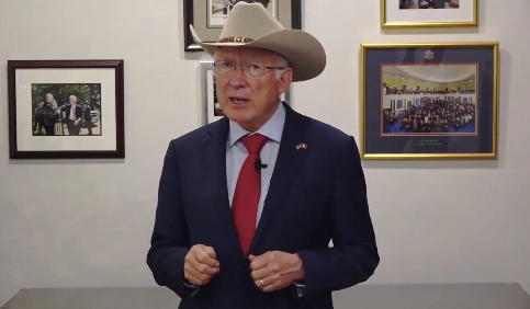 El embajador de EU, Ken Salazar, emitió un mensaje a través de un video difundido en redes sociales. Imagen tomada de https://twitter.com/USAmbMex