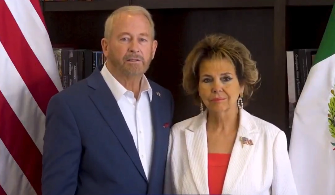 El embajador de EU en México, Ronald Johnson y su esposa Alina Johnson durante el mensaje. Fotograma tomado de video compartido en 