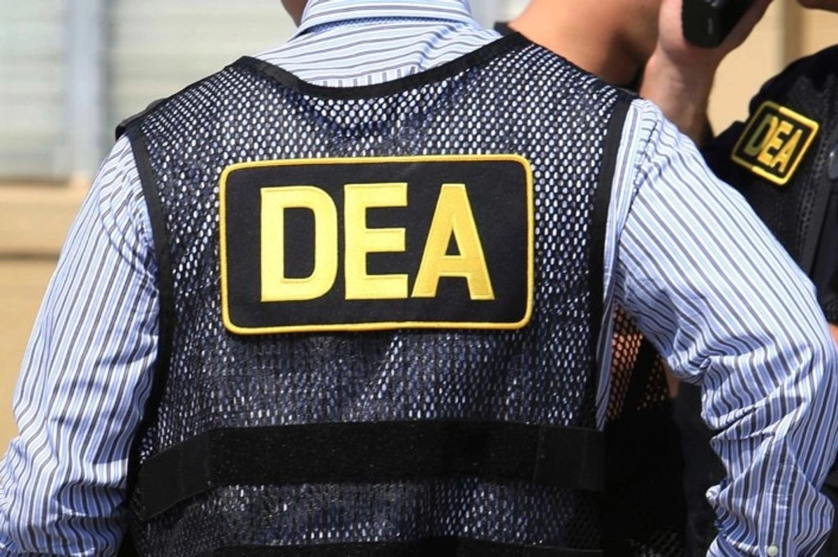 "La DEA está tomando medidas decisivas para enfrentar a los criminales que están asesinando a estadunidenses con fentanilo y otros venenos”, declaró el administrador de la DEA, Terrance Cole.