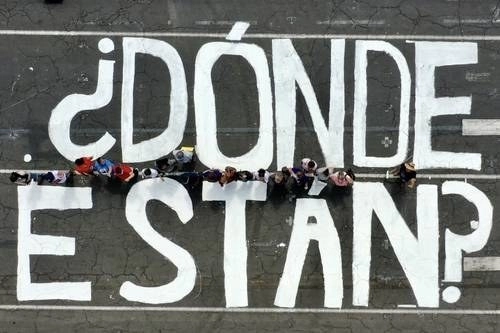 En imagen de archivo, Colectivos nacionales de familiares de víctimas de desaparición forzada durante un plantón frente a Palacio Nacional. Foto Luis Castillo