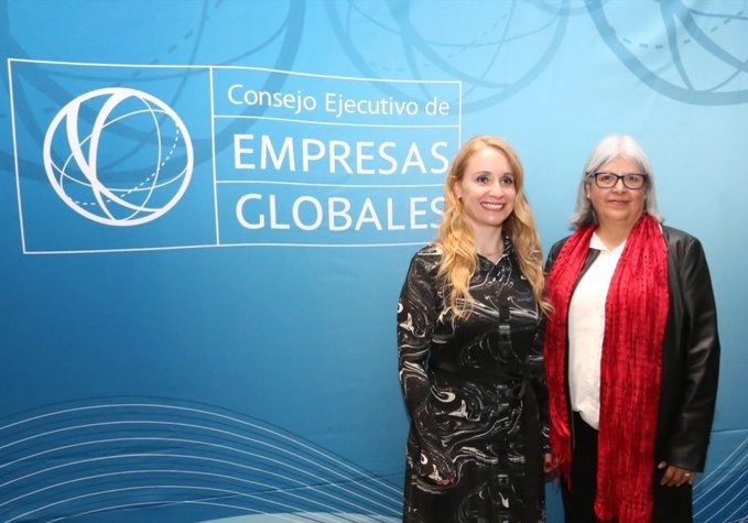 Claudia Jañez, presidenta del CEEG, con Graciela Márquez, secretaria de Economía. Foto tomada del Twitter de @CEEG_Oficial / Archivo