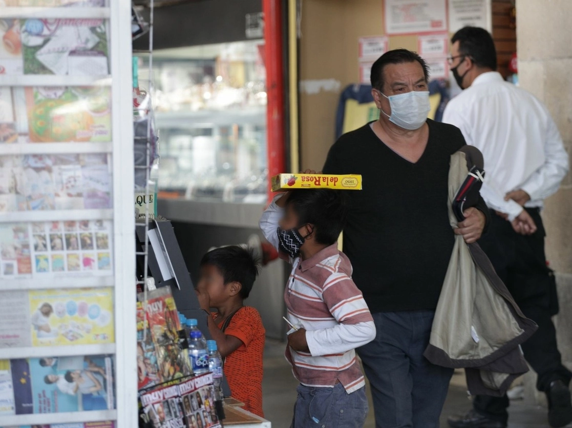 El fenómeno del trabajo infantil está estrechamente vinculado con el entorno social, económico y cultural de cada país. En la imagen, dos niños venden mazapanes en la Ciudad de México. Foto Roberto García Ortiz / Archivo