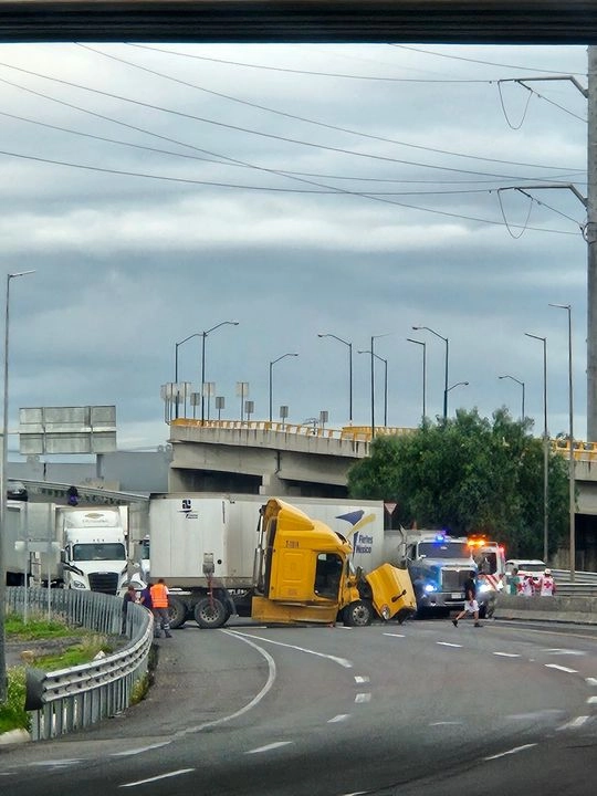 Se desconocen las causas del siniestro, en el cual la cabina y la caja quedaron atravesadas sobre los carriles de la autopista, además hubo desprendimientos de la carrocería de la cabina del tractocamión. Foto 