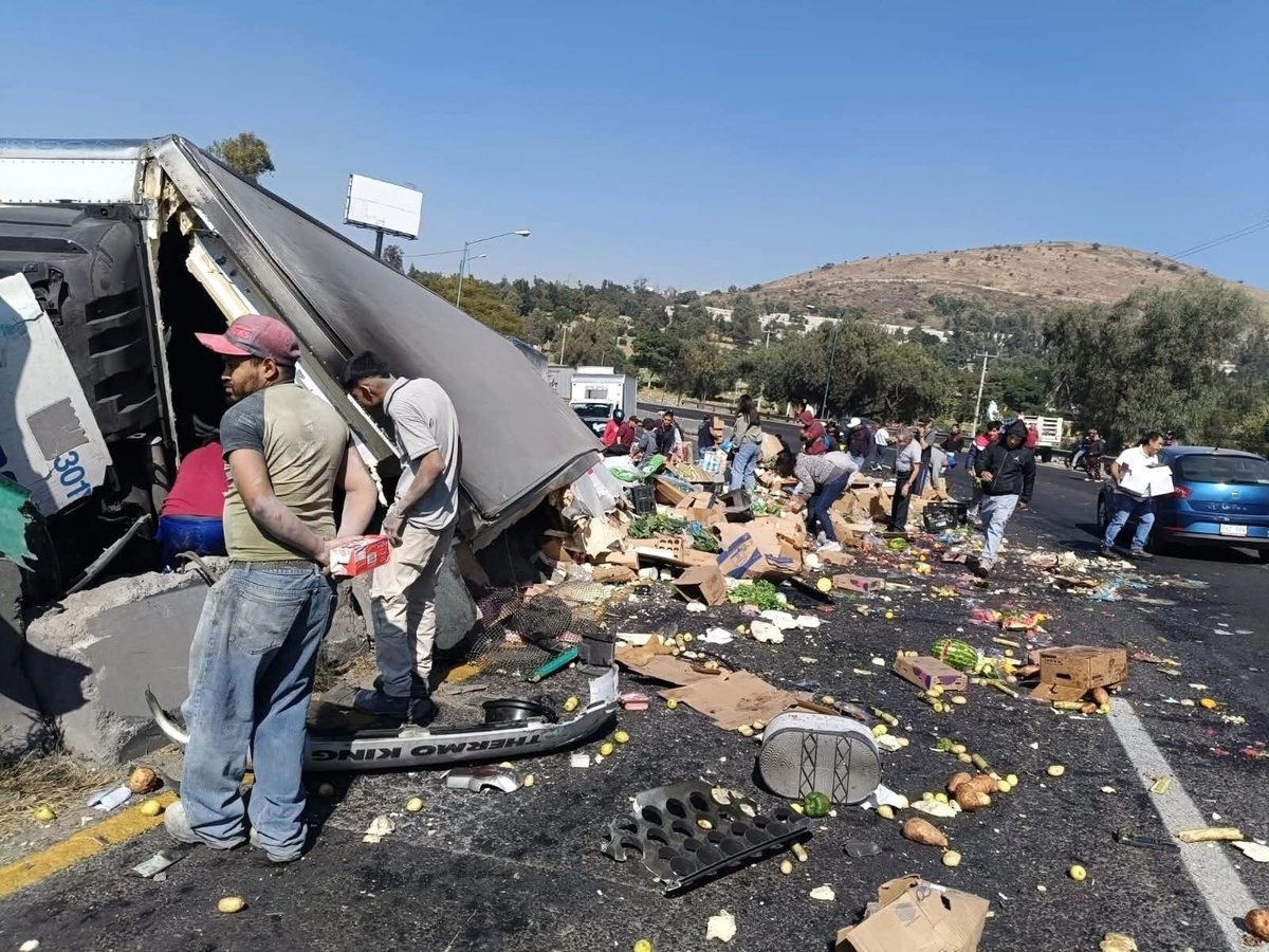 De inmediato, civiles llegaron al punto del accidente en donde comenzaron a hacer rapiña de los alimentos, entre naranjas, limones, sandías, así como verduras y legumbres; sin embargo, la Policía Municipal de Tlalnepantla llegó al punto y asumió el resguardo de la zona.

 
