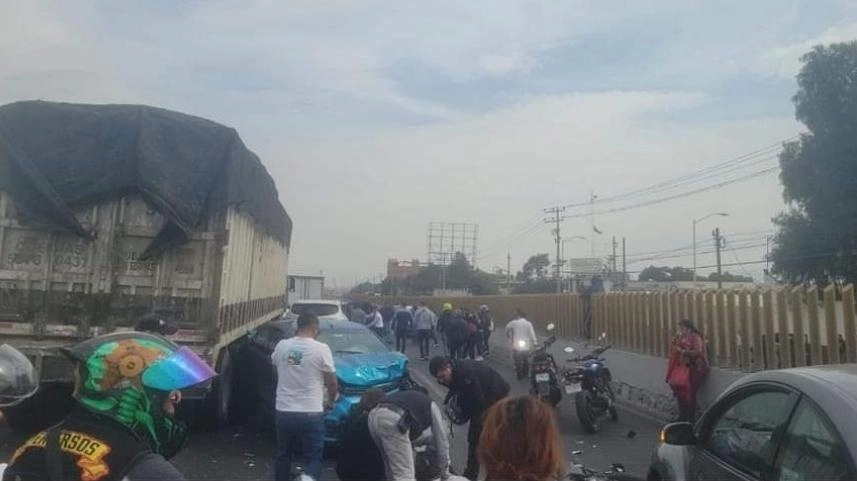 Alrededor de 12 personas lesionadas fue el resultado de un choqué múltiple de un tractocamión en la México-Puebla. Foto La Jornada