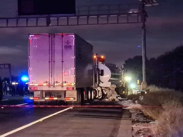 El accidente ocurrió cuando los policías inspeccionaban la pipa con combustible a la altura del kilómetro 165 de la carretera México-Querétaro, el 18 de octubre de 2023. Foto ‘La Jornada’