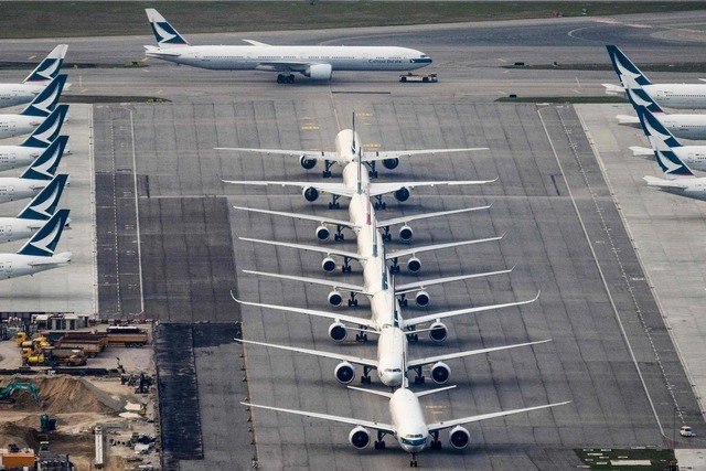 "Estimamos que el nivel (de tráfico) de 2019 no se alcanzará hasta 2024, que es un año más tarde de lo que habíamos previsto", dijo Brian Pearce, director financiero de IATA. La imagen, en el aeropuerto internacional Chek Lap Kok de Hong Kong. Foto Afp / Archivo
