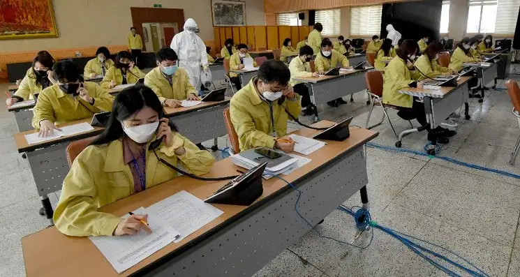 Funcionarios públicos verifican el estado de salud de personas bajo observación médica vía telefónica en un centro de llamadas en Gwangju, Seúl, República de Corea. Foto Xinhua