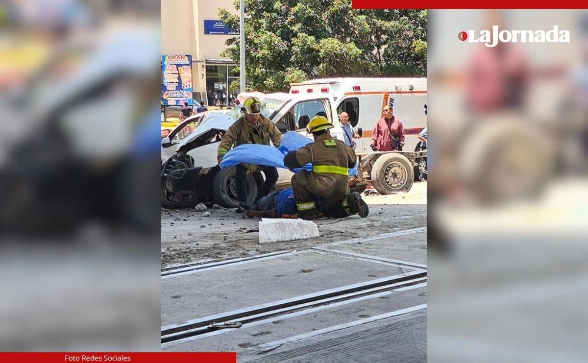 Seis personas murieron luego de que el tren embistió a tres vehículos en su cruce por la ciudad de Irapuato, Guanajuato. Foto 