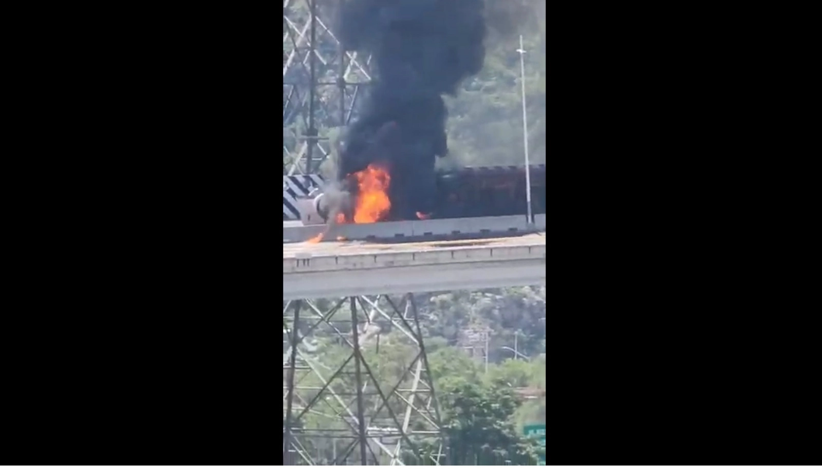 Aspectos del accidente carretero en el momento en que se incendió el tráiler. Foto La Jornada
