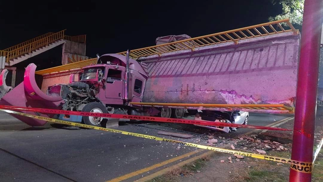 El percance ocurrió en la carretera federal Los Reyes-Texcoco, a la altura del poblado Cuautlalpan, Edomex. Autoridades locales reportaron que Diego Barrera, conductor de la unidad de carga, fue hospitalizado. Foto tomada de redes sociales