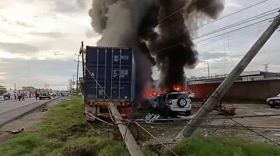 Los elementos de Protección Civil de ese municipio y de la Guardia Nacional realizan una evaluación del accidente, el 30 de mayo de 2022. Foto La Jornada