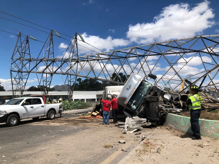 El tráiler chocó contra la torre de alta tensión de la CFE, que cayó sobre la caja de carga de la unidad. Foto Javier Salinas