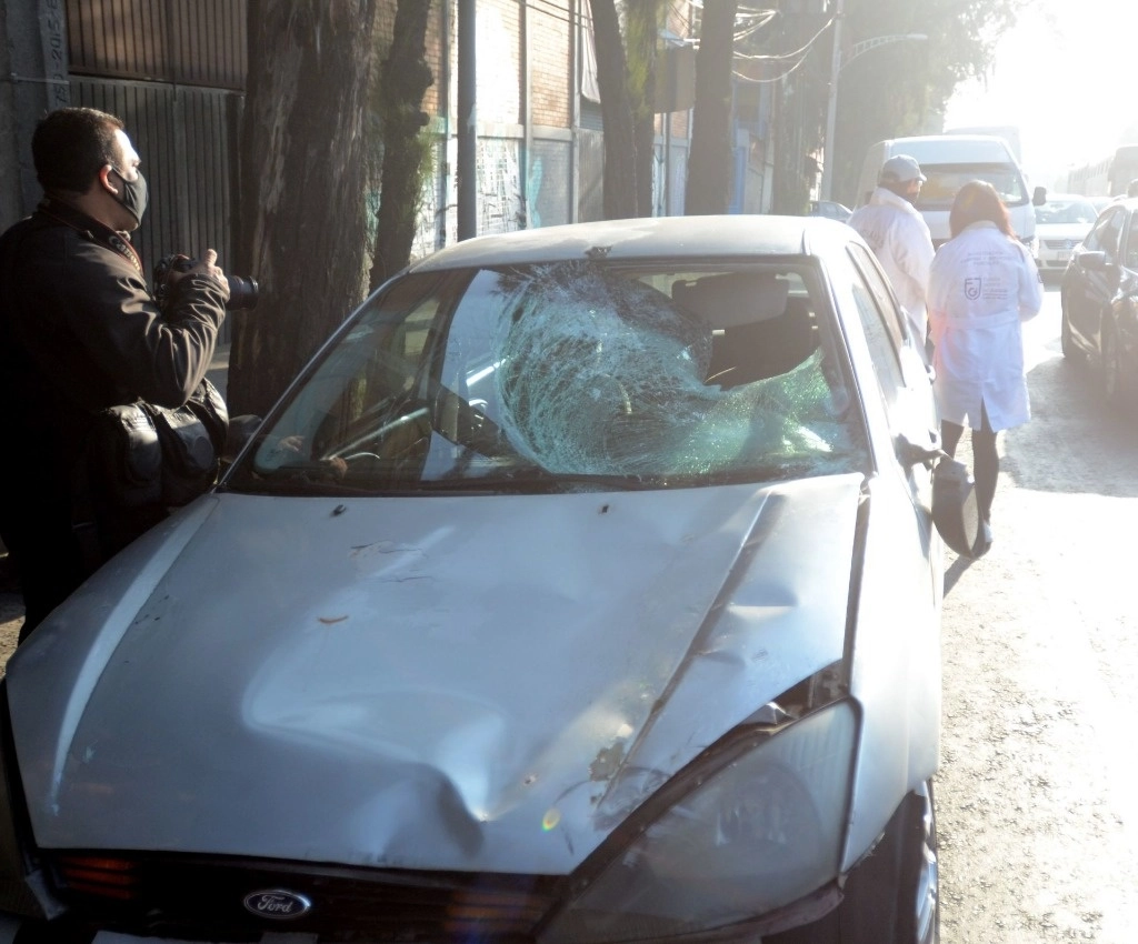 El tráiler que se impacto contra cinco automóviles en la avenida Montevideo, alcaldía Gustavo A. Madero, era conducido a exceso de velocidad. Foto Cuartoscuro / Archivo
