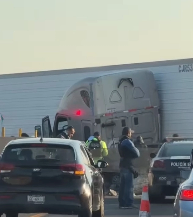 A la zona llegó personal de la Guardia Nacional, de la SSEM, Cruz Roja, principalmente; pasadas las 10:30 de la mañana continuaba la afectación a la autopista en ambas direcciones. Foto La Jornada