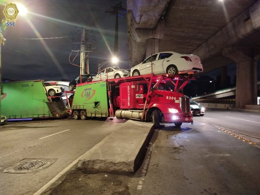 El tráiler que transportaba vehículos nuevos se atoró en el cruce del anillo Periférico y la calle  Electrificación, en la alcaldía Miguel Hidalgo, el 3 de julio de 2024. Foto Tomada de X @SSC_CDMX