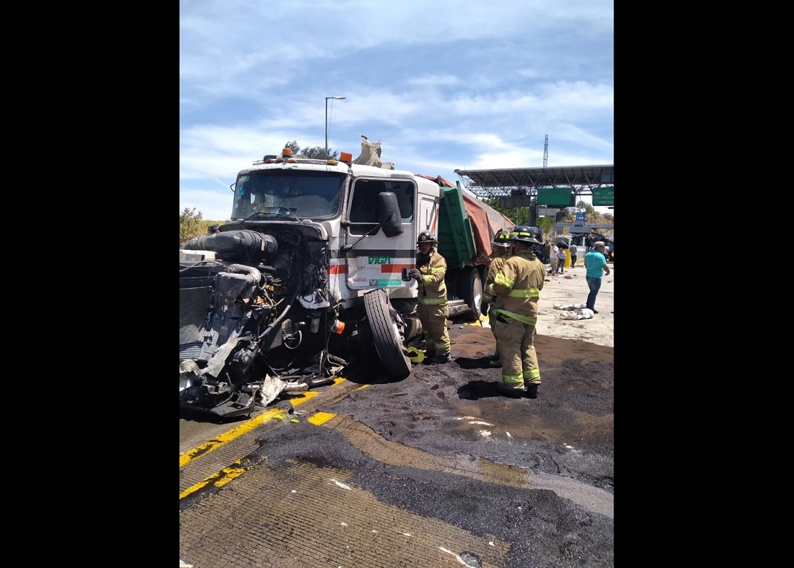 Bomberos realizan tareas de rescate en la autopista Tepic-Guadalajara, donde impactó un tráiler con vehículos particulares, el 14 de abril de 2022. Foto cortesía SSPC Nayarit 