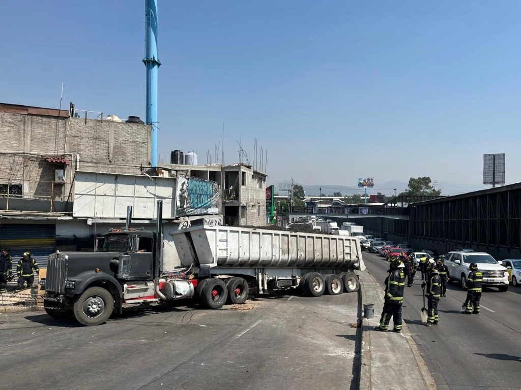 El tráiler se impactó contra una vivienda en Circuito Interior y la calle Norte 182, colonia Pensador Mexicano, en Venustiano Carranza, el 29 de abril de 2024. Foto Alfredo Domínguez