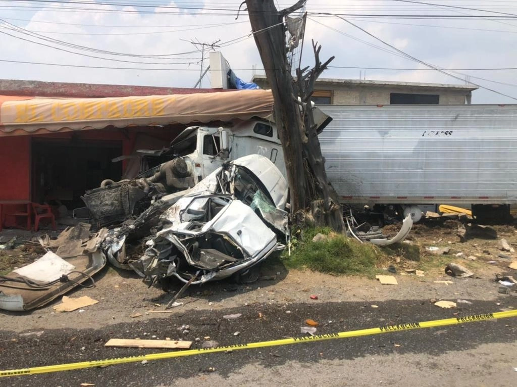en el kilómetro 44 de la carretera México-Toluca se registró un accidente vehicular múltiple en el que perdieron la vida al menos cuatro personas. Foto Twitter @GN_Carreteras