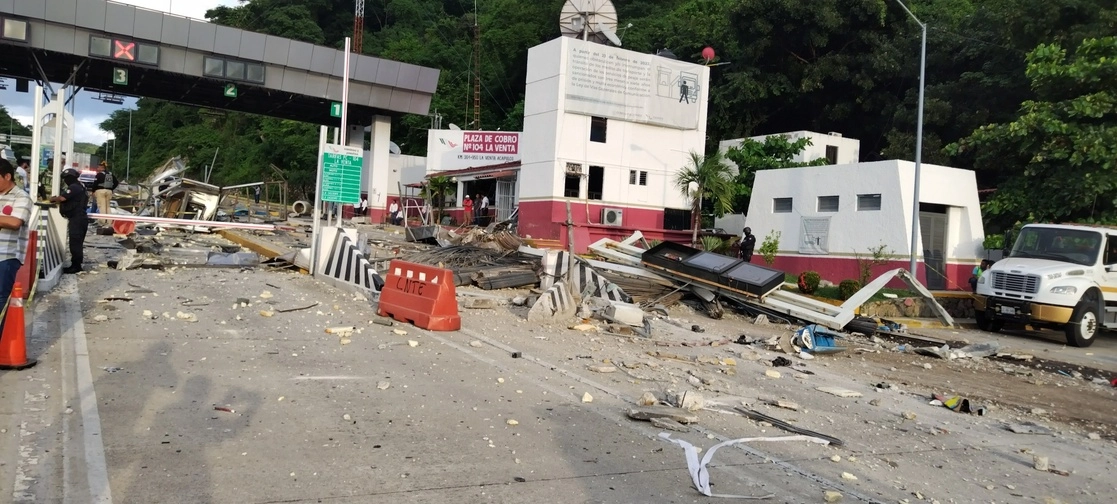 Una persona murió en la embestida de un tráiler en la caseta La venta en la Autopista del Sol. Foto Héctor Briseño