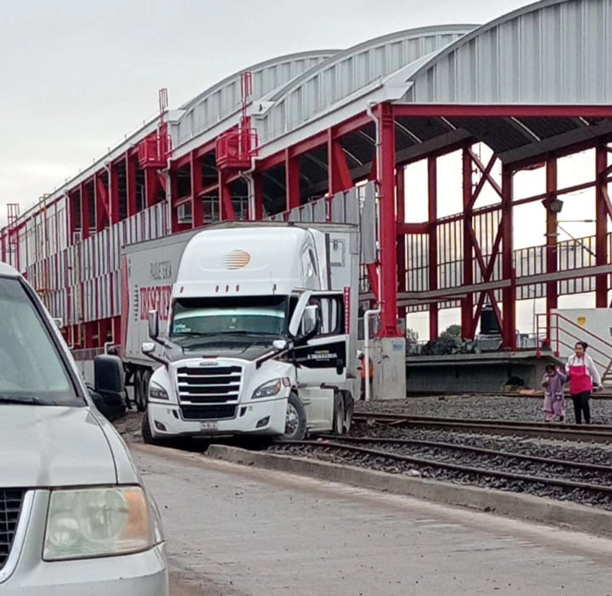Los vehículos quedan atrapados entre las vías del tren. Foto