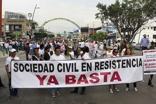 El pedir que se tramite un permiso previo para manifestarse en las calles es inconstitucional, pues permite a la autoridad ejercer una censura previa y sólo autorizar las expresiones de protesta que no le causen molestia, así lo determinó la SCJN, al invalidar un artículo de la Ley para Regular la Convivencia Civil de Colima. Foto Cuartoscuro / archivo 